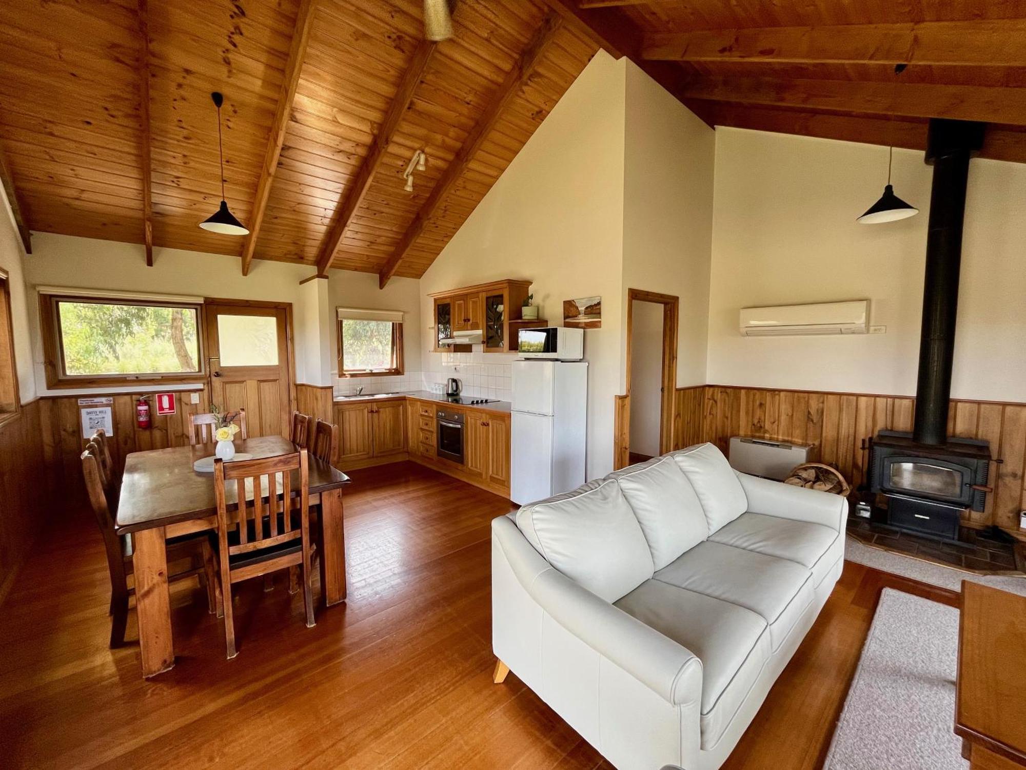 Daysy Hill Country Cottages Port Campbell Room photo
