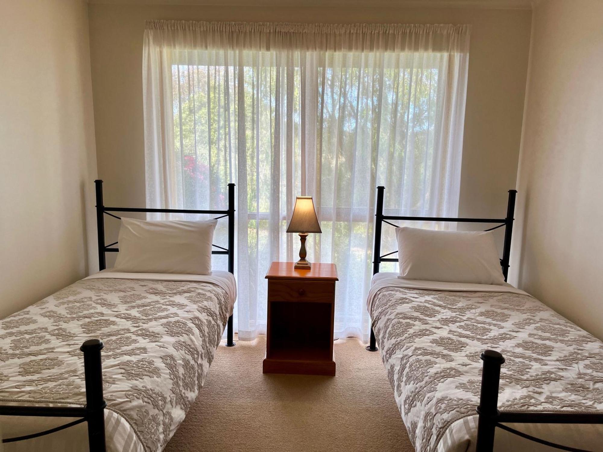 Daysy Hill Country Cottages Port Campbell Room photo