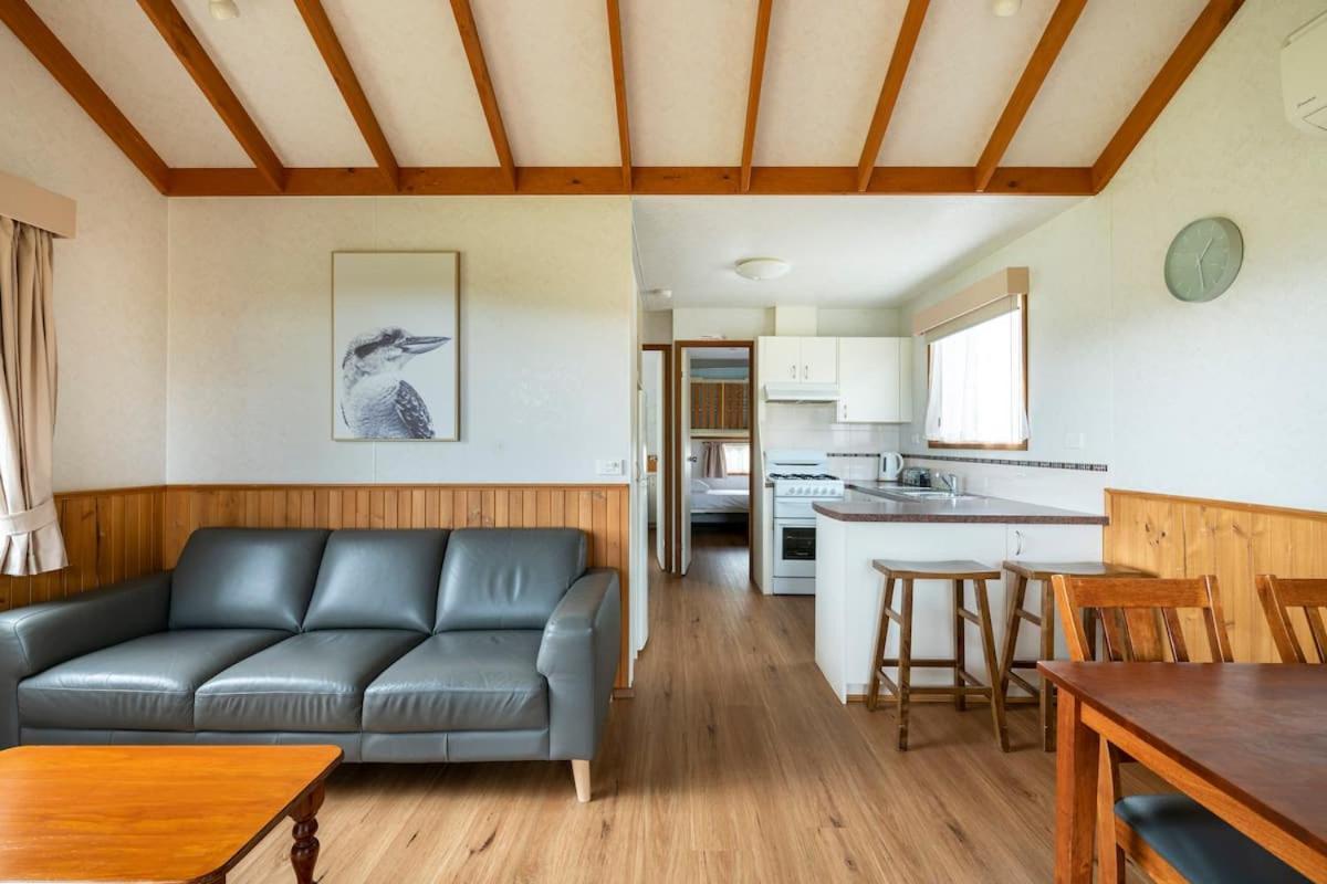 Daysy Hill Country Cottages Port Campbell Room photo