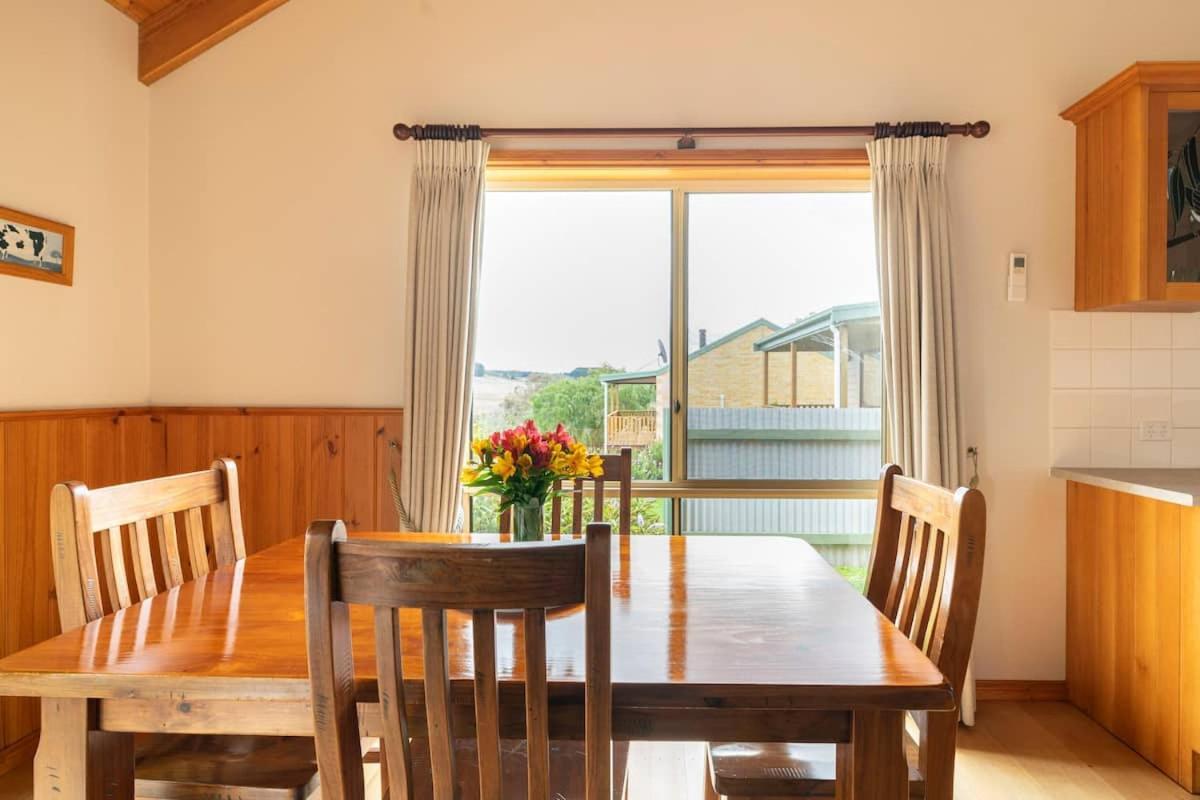 Daysy Hill Country Cottages Port Campbell Room photo