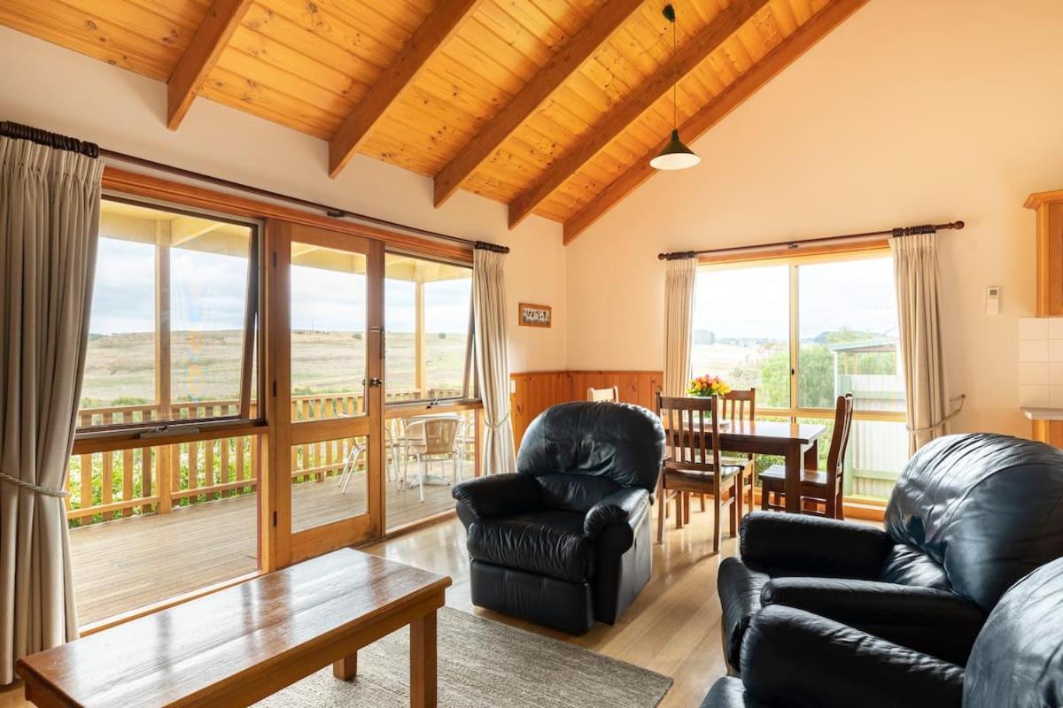 Daysy Hill Country Cottages Port Campbell Room photo