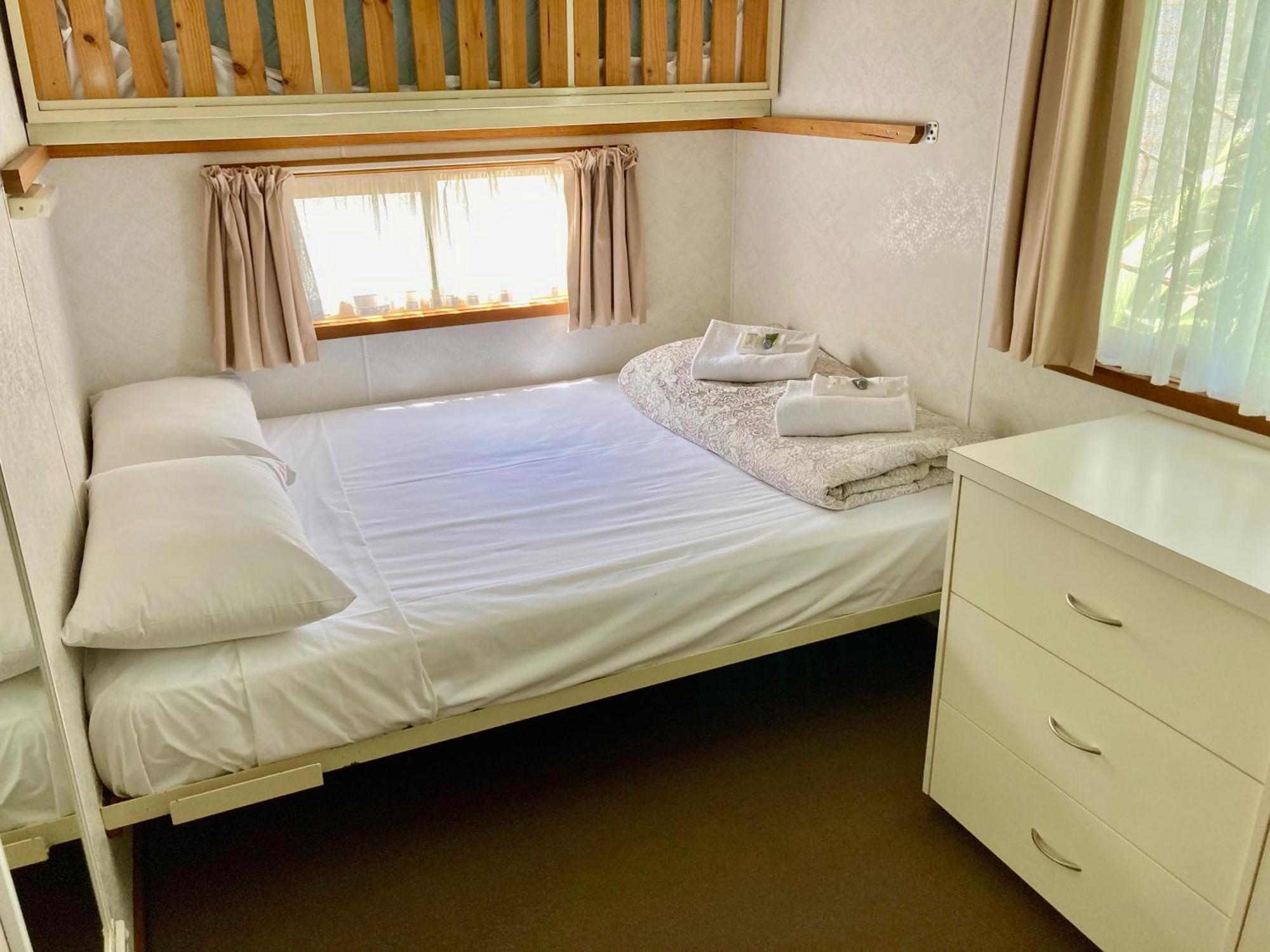 Daysy Hill Country Cottages Port Campbell Room photo