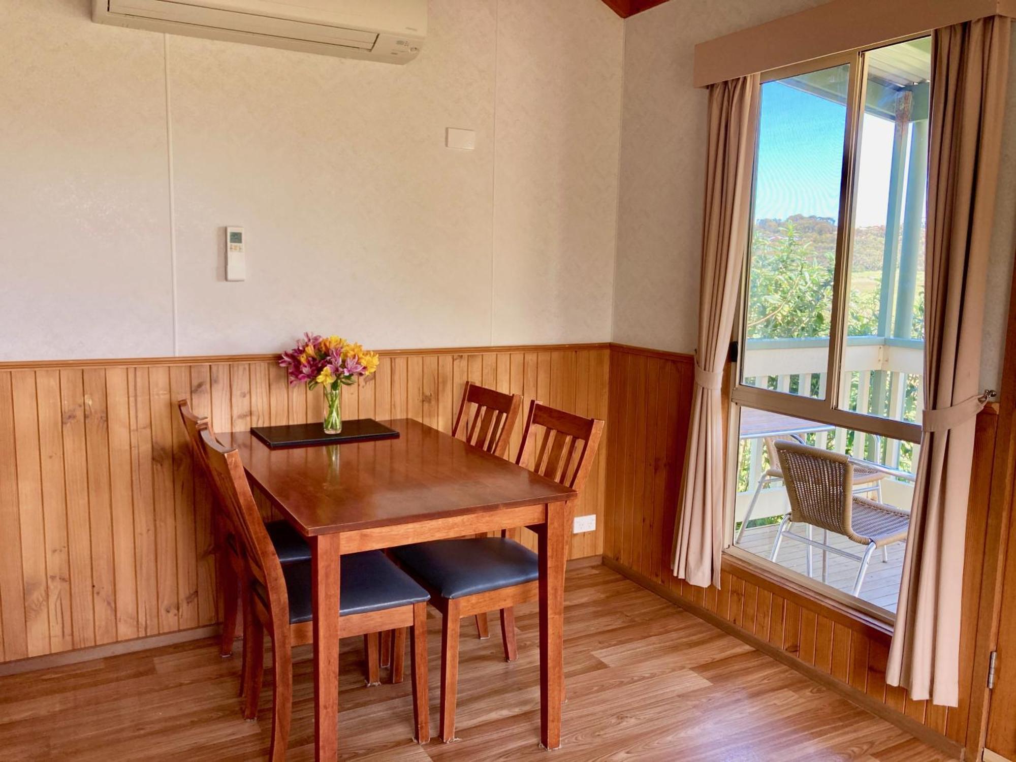 Daysy Hill Country Cottages Port Campbell Room photo