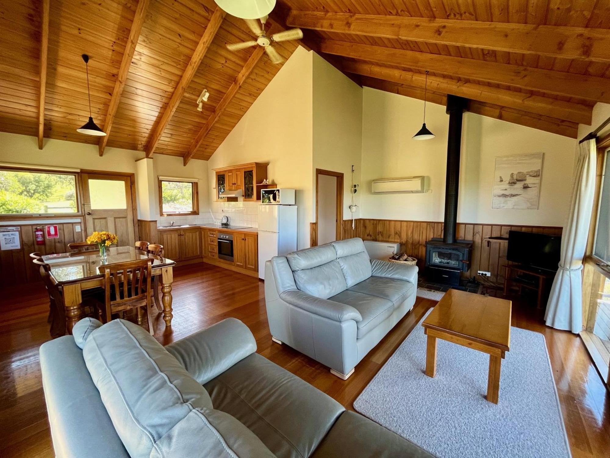 Daysy Hill Country Cottages Port Campbell Room photo