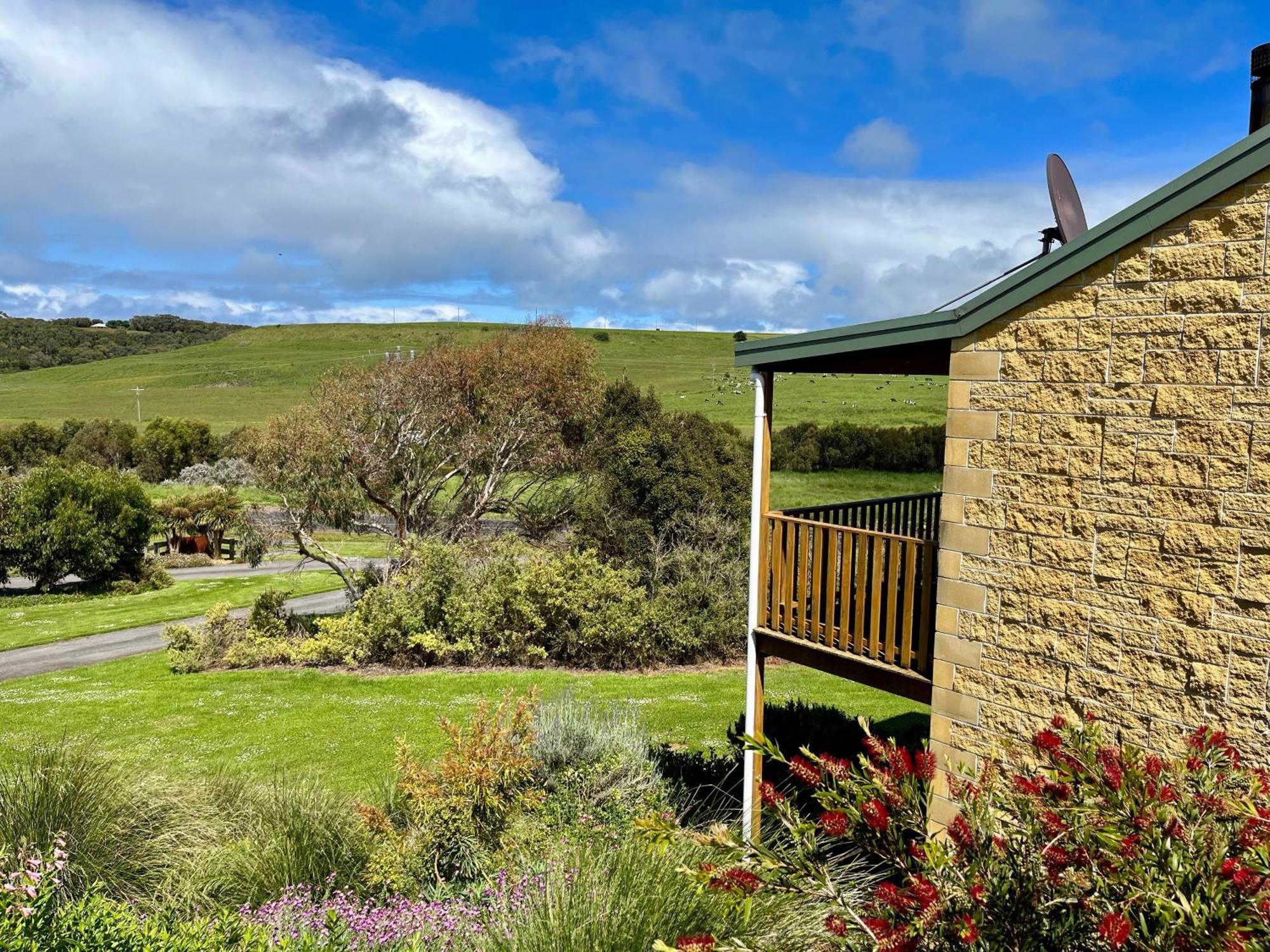 Daysy Hill Country Cottages Port Campbell Room photo